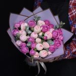 mono bouquet 95 из 9 кустовых пионовидных роз с эвкалиптом