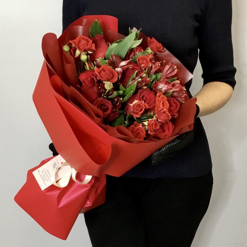 Букет с розами, альстромерией и кустовой розой «Рубин»