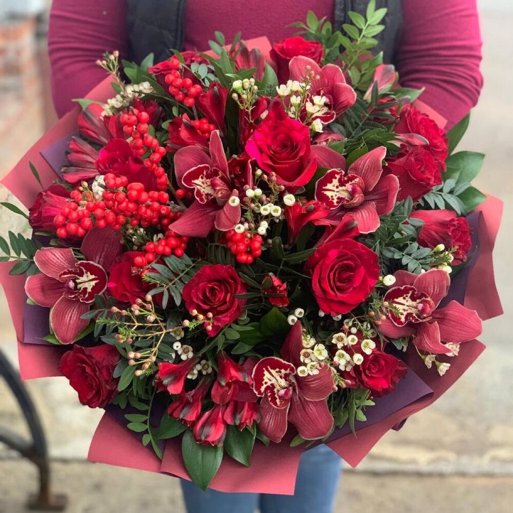 Шикарный букет   с орхидеей, илексом и розами